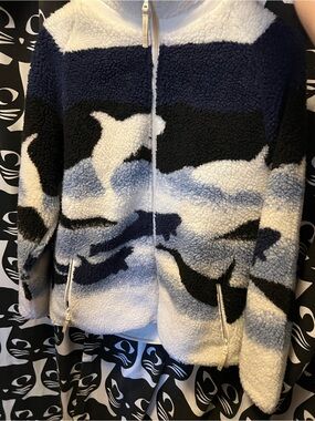 Kuwalla Tee Orca Fleece Size M